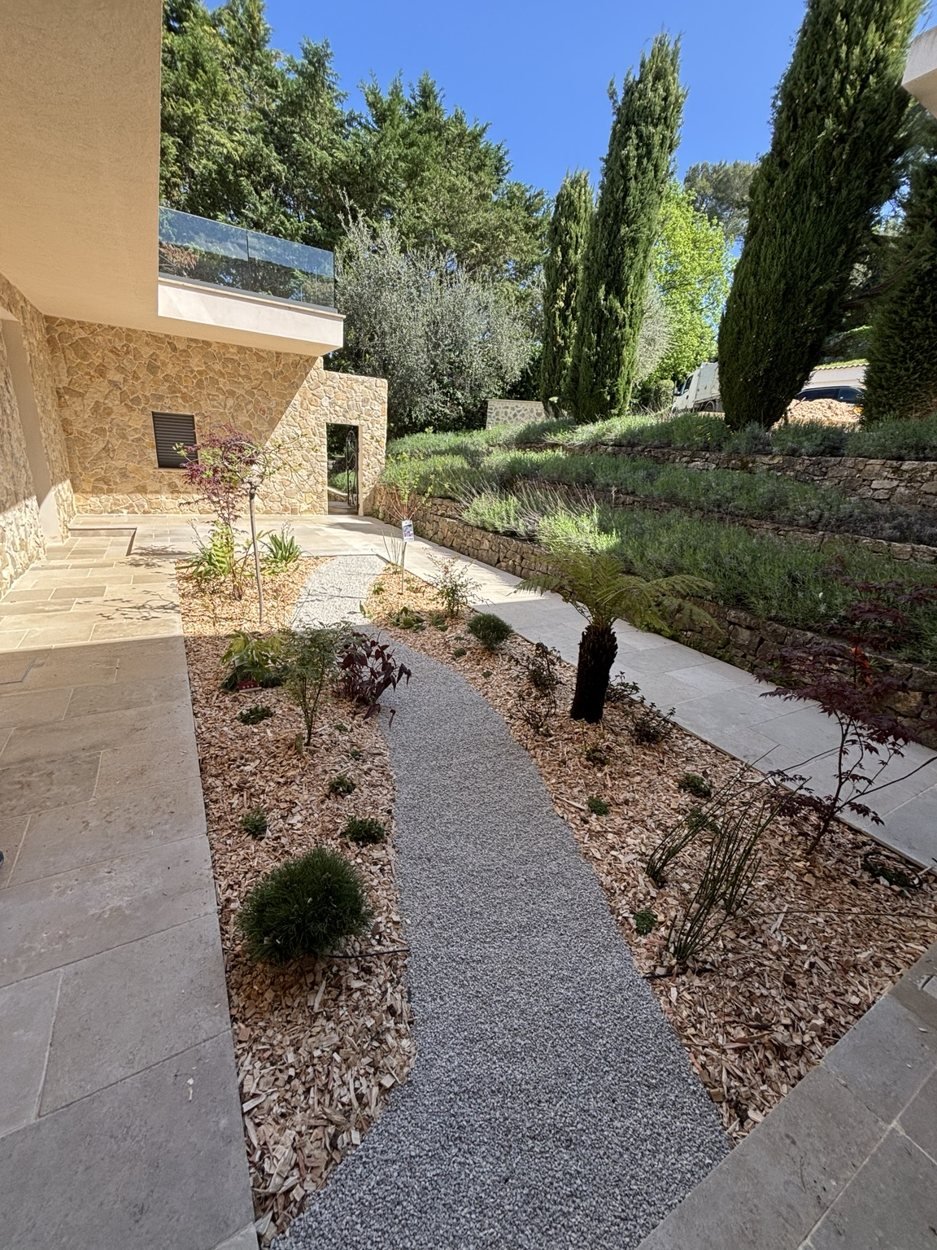 Allée paysagère et jardin aménagé
